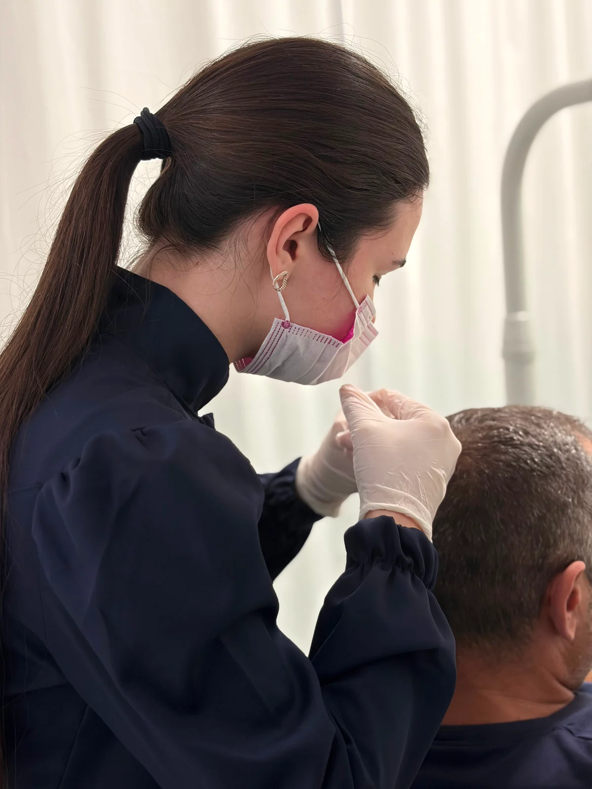 Julya realizando intradermoterapia no couro cabeludo