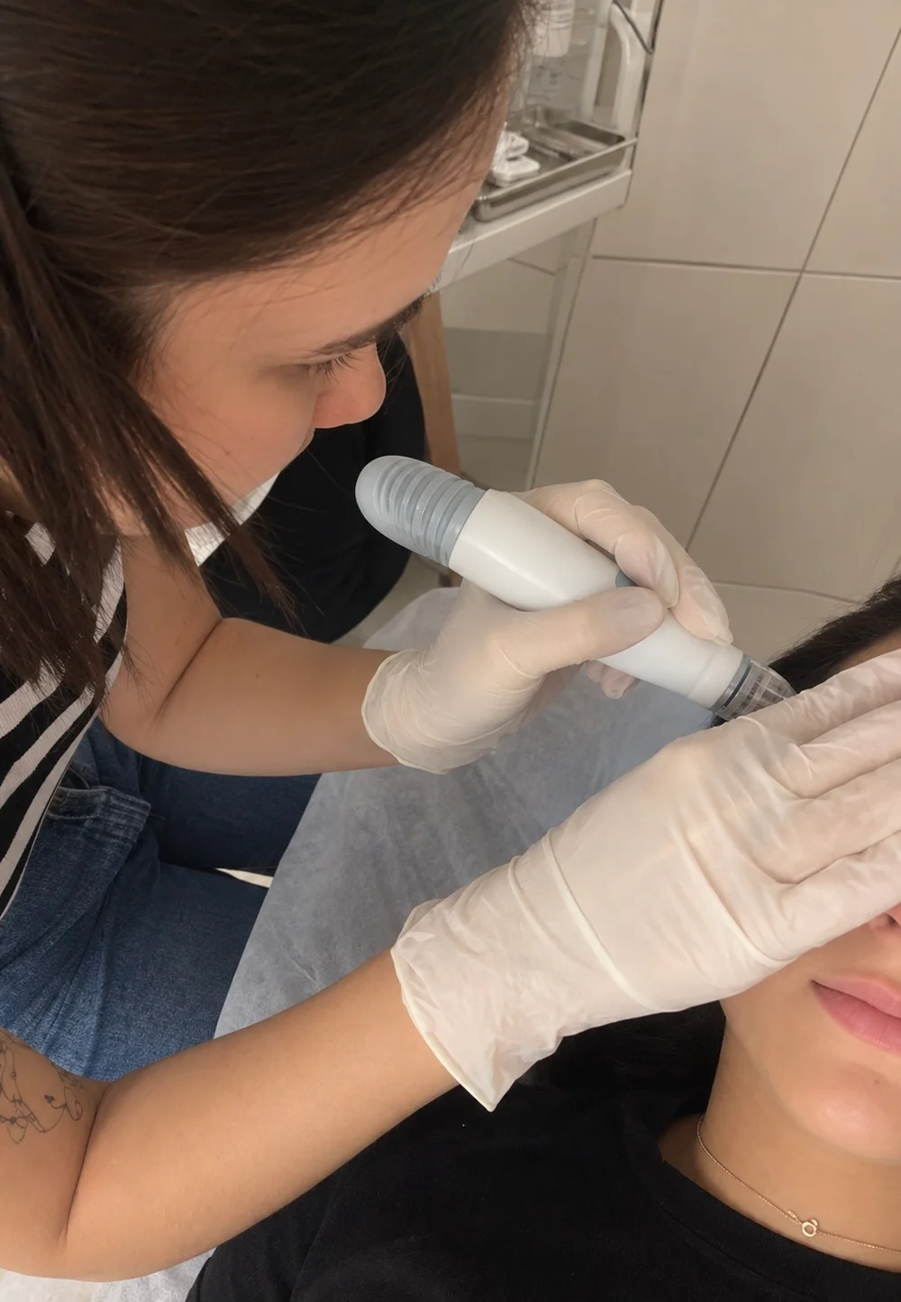 Julya realizando peeling de diamante em uma prática de estética facial